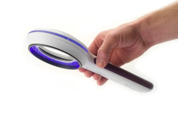 lupa cu sursa de lumina. Lumio UV