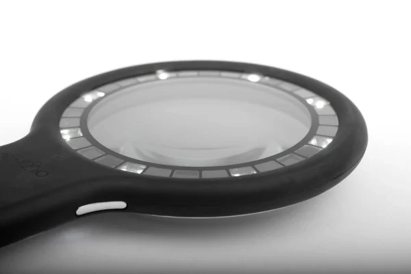 lupa cu sursa de lumina. Lumio 2