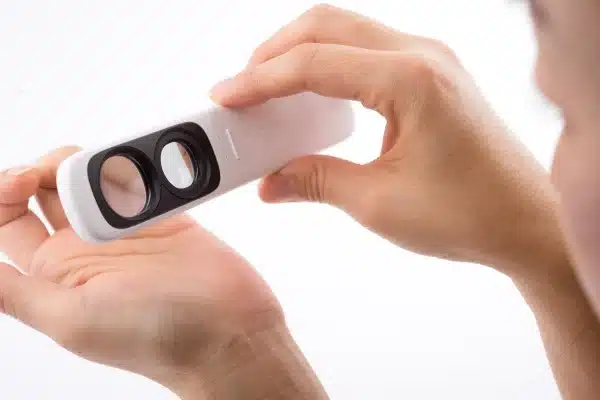 dermatoscop de buzunar cu lumina polarizata. Compatibil cu telefonul. GL Dermlite