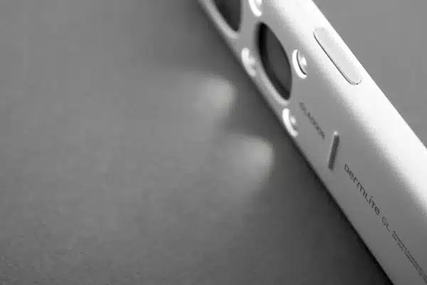 dermatoscop de buzunar cu lumina polarizata. Compatibil cu telefonul. GL Dermlite